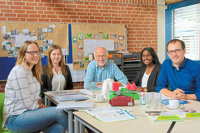 Machen im Sommertraining an der MKG Schülerinnen und Schüler fit fürs nächste Schuljahr: Alfons Sundermann (Förderverein und früherer MKG-Lehrer) und (von links) die Lehramtsstudentinnen und der Referendar Svenja Wiedkamp, Natascha Schülting, Menuj