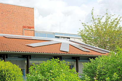 Nachhaltigkeit, die Hauptforderung der Fridays-for-Future-Proteste, findet sich an der MKG unter anderem in Form von Solarstrommodulen auf dem Dach. Foto: Alfred Riese 
