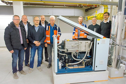 (v.l.) Gemeindekämmerer Guido Attermeier, Reiner Tippkötter, Maarten Willenbrink, Bürgermeister Wilfried Roos, Gebäudemanager Ludger Greiling, Hausmeister Thomas Dertenkötter, Norbert Naber und Hendrik Fedtke. Foto: Alfred Riese