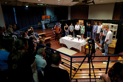 Rund die Hälfte des Literaturkurses im zwölften Jahrgang der Maximilian-Kolbe-Gesamtschule, die die erste der drei Aufführungen der Komödie "Der Vorname" im kleinen Forum ablieferte. Rund die Hälfte des Literaturkurses im zwölften Jahrgang der Maximilian-Kolbe-Gesamtschule, die die erste der drei Aufführungen der Komödie "Der Vorname" im kleinen Forum ablieferte.