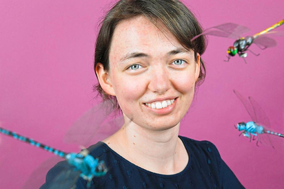 Meike Terlutter, von Libellenmodellen umschwirrt, beim Bundeswettbewerb Jugend forscht in Chemnitz. Foto: Stiftung Jugend forscht e.V. 