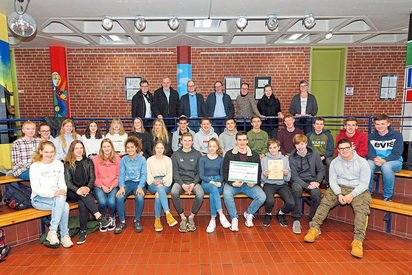 Dank und Anerkennung für die Haus- und Straßensammlung für den Volksbund Deutsche Kriegsgräberfürsorge bekamen die Schülerinnen und Schüler der Klasse 10a der MKG. Foto: Alfred Riese