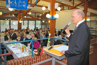 Karl Watermann bei seiner Rede vor den Gästen in der Schulmensa der MKG. Foto: Jan-Philipp Jenke