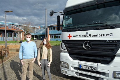 Noah Feddermann und Isabell Brinkmeier von der Schülervertretung der Maximilian-Kolbe-Gesamtschule. Die SV hatte den Blutspendebus des DRK vor ihre Schule geholt. Foto: Alfred Riese