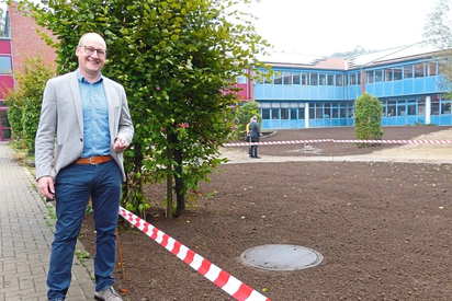 Maarten Willenbrink, Leiter der Maximilian-Kolbe-Gesamtschule, freut sich, dass der Bauhof den Schulgarten von Gestrüpp und Unkraut befreit hat. Jetzt ist ein Neuanfang geplant mit Hochbeeten. Foto: Katja Niemeyer