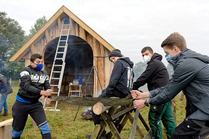 Training an der Schrotsäge: Schülerinnen und Schüler der MKG vor der Naturschutz-Weidehütte, die sie vom Baumfällen bis zum Dachdecken selbst bauten. Bild: Gemeinde Saerbeck Training an der Schrotsäge: Schülerinnen und Schüler der MKG vor der Naturschutz-Weidehütte, die sie vom Baumfällen bis zum Dachdecken selbst bauten. Bild: Gemeinde Saerbeck