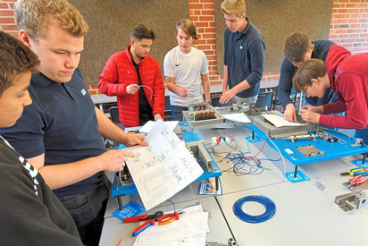 Azubis von Bischof+Klein bauen mit MKG-Achtklässlern Teile einer echten Prüfungsaufgabe während der Ausbildung zum Industriemechaniker nach. Foto: Alfred Riese
