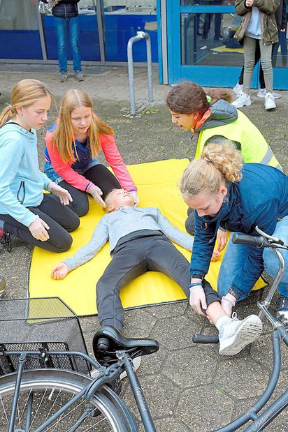 Siebtklässlerinnen der MKG üben Erste Hilfe bei einem gestellten Fahrradunfall. Bei dieser Ohnmächtigen ist die stabile Seitenlage gefragt. Foto: Alfred Riese Siebtklässlerinnen der MKG üben Erste Hilfe bei einem gestellten Fahrradunfall. Bei dieser Ohnmächtigen ist die stabile Seitenlage gefragt. Foto: Alfred Riese