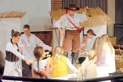 Einmal noch feiern die Bewohner des Dorfes Eggebusch, während der Dreißigjährige Krieg immer näher kommt. Bald sind sie tot oder an Leib und Seele versehrt. Foto: Alfred Riese