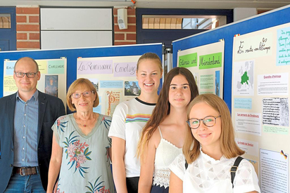 Mia Lindenblatt (Mitte) mit Penelope und Solene (von rechts) aus Ferrieres auf der einen sowie Maarten Willenbrink und Cornelia Kiefhaber auf der anderen Seite. Dahinter Ausstellungstafeln zur europäischen Geschichte, die das französische College für die Jubiläumsfeier der Gemeindepartnerschaft gestaltet hat. Foto: Alfred Riese 