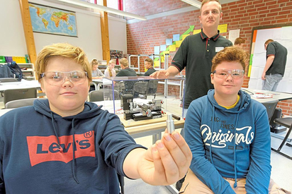 2017 selbst gemacht: Moritz und Dylan präsentieren das Ergebnis ihrer Arbeit mit der Drehmaschine beim Maschinenbauer Windmöller & Hölscher während der Jobrallye. Foto: Alfred Riese
