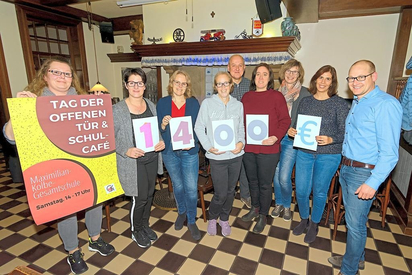 Das Kern-Orgateam des Schul-Cafés übergab 1400 Euro als Spende an Simone Hartmann (3.v.r.), Vorsitzende des Fördervereins der MKG. Ganz rechts Maarten Willenbrink, kommissarischer Schulleiter. Foto: Alfred Riese