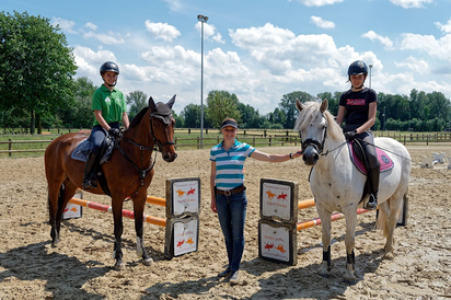 „Den Reitunterricht in der Schule finde ich sehr lehrreich und ich nehme wertvolle Tipps mit nach Hause“, sagt Pia Strotmeier (links) auf Candy Girl, hier mit Jette Hövelmeyer auf Ash und MKG-Sportlehrerin Neele Abel beim Auftaktlehrgang.