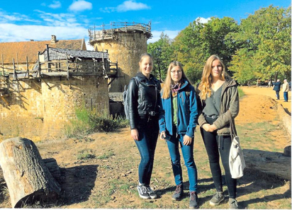 Vor historischer Kulisse: Die drei MKG-Zwölftklässlerinnen Mia Lindenblatt, Maya Stubbe und Amelie Elsler (von links) bei einem Ausflug während ihres Praktikums in Ferrières mit der Burg Guedelon im Hintergrund. 