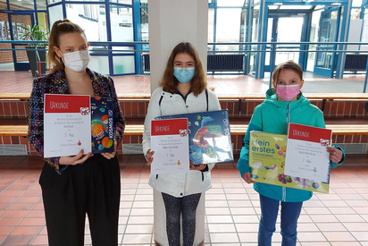 Die Gewinner der Einzelpreise: (von links) Frau Holeck (Klassenlehrerin der 6a) als Vertretung für Zuri Rensen (3. Platz), Maria-Eleni Valsami (1. Platz) und Rebecca Maria Bölling (2. Platz)