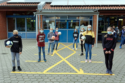 Die Klassensprecher des sechsten Jahrgangs auf Ab-stand und mit den Preisen der Mathe-Olympiade während der MKG-Projektwoche im Arm.