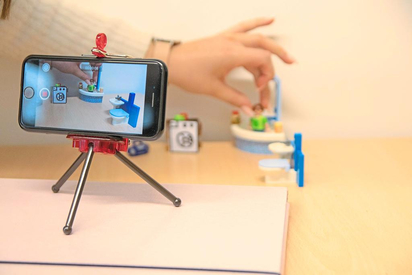 Wo lässt sich im Alltag Energie sparen? Schüler der Klima-AG der MKG forschten für einen Videowettbewerb nach und stellten Playmobilfiguren vor die Kamera. Foto: Klaus Russell-Wells