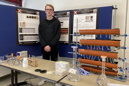Erster Platz in der Sparte "Schüler experimentieren", Fach Chemie: Laurenz Hilbert Erster Platz in der Sparte "Schüler experimentieren", Fach Chemie: Laurenz Hilbert