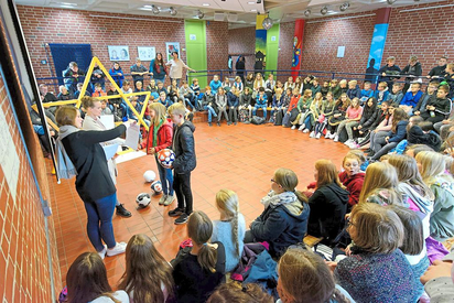  Die Klassensprecher der 6a holen sich im Kreis der Jahrgangsstufen-Kollegen den ersten Preis der Mathe-Olympiade an der MKG ab. Foto: Alfred Riese 