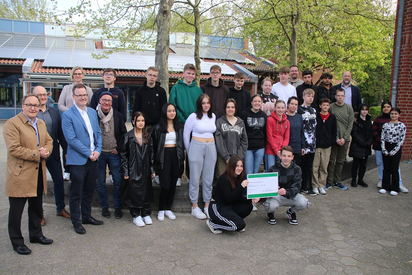 Ein Rekordergebnis konnten die Klassensprecher der 9c der Maximilian-Kolbe-Gesamtschule, Ceylon Cetin und Leon Litke, an den Geschäftsführer des Volksbundes Deutsche Kriegsgräberfürsorge, Jens Effkemann (3. von links) übergeben. (Foto: Harald Westbeld)