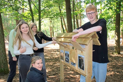 Schülerinnen und Schüler der Klasse 10a der Maximilian-Kolbe-Gesamtschule haben jetzt im Wildfreigehege interaktive Stationen errichtet. Foto: Marlies Grüter