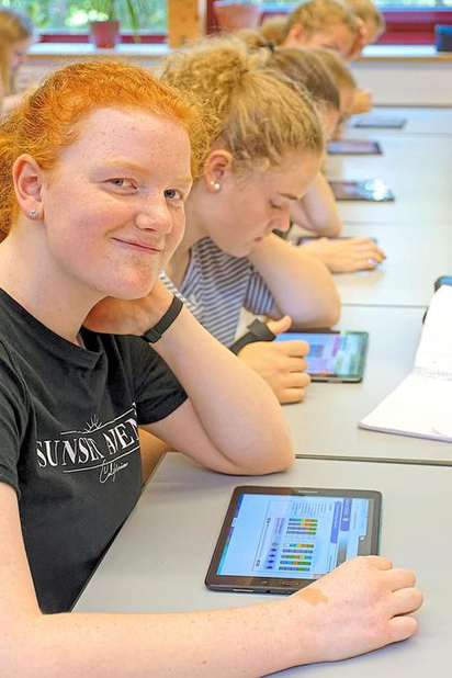 Achtklässerin Sophia wühlt sich am Tablet durch die Fragen zur Berufsorientierung, ahnt aber schon, das „etwas mit Menschen“ herauskommen könnte. Foto: Alfred Riese Achtklässerin Sophia wühlt sich am Tablet durch die Fragen zur Berufsorientierung, ahnt aber schon, das „etwas mit Menschen“ herauskommen könnte. Foto: Alfred Riese