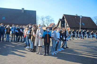 Lehrer und Schüler standen Hand in Hand gegen Krieg und für den Frieden ein. Foto: Luca Pals
