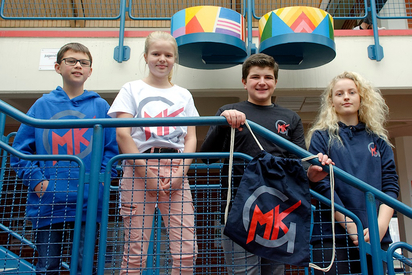 SV verteilt die Schul-Shirts.