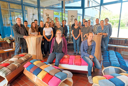 Praxistest bestanden: 20 Zehntklässler der MKG präsentieren die Möbel, die sie aus Altmaterial mit Hilfe des Innenarchitekten Oliver Schübbe selbst gebaut haben. Foto: Alfred Riese