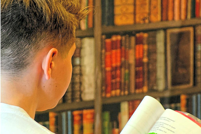 Überall Bücher: Eine Probenszene aus dem „Gespenst von Canterville“. Foto: Alfred Riese 