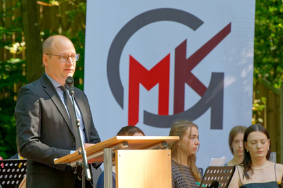 MKG-Schulleiter Maarten Willenbrink bei seiner Rede zur Zeugnisübergabe an die Schülerinnen und Schüler des zehnten Jahrgangs. (Foto: Gemeinde Saerbeck) MKG-Schulleiter Maarten Willenbrink bei seiner Rede zur Zeugnisübergabe an die Schülerinnen und Schüler des zehnten Jahrgangs. (Foto: Gemeinde Saerbeck)
