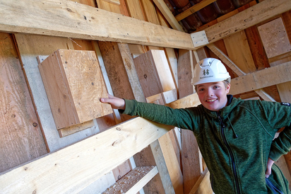 Felix zeigt einen der Nistkästen, die in der Weidehütte angebracht sind. Foto: Alfred Riese