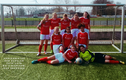 Hintere Reihe von rechts: Emmi, Annika, Tabea, Jette, Emma. Mittlere Reihe von rechts: Ahlam,  Hazno, Luna. Vordere Reihe von rechts: Arbesa, Victoria