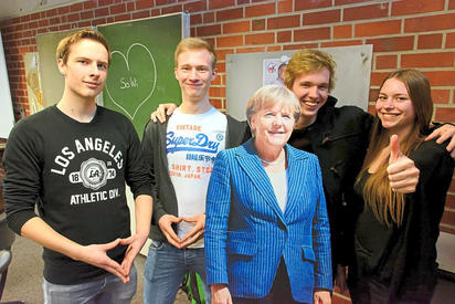 Ein Herz für sich selbst zeigte an der Tafel das Fach Sozialwissenschaft, das einen „Wahlkampf der Lehrer“ bot, für den die Pappkameradin von Angela Merkel stand, hier eingerahmt von den Abiturienten (von links) Marco, Tobias, Dennis und Lina. Foto: