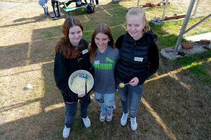 Amadea, Lina und Alina aus der 8a der MKG mit Kartoffelsalat aus eigener Ernte, der beim Kartoffelfest auf Zweitklässler von der Nachbar-Grundschule wartet. (Foto: Alfred Riese) Amadea, Lina und Alina aus der 8a der MKG mit Kartoffelsalat aus eigener Ernte, der beim Kartoffelfest auf Zweitklässler von der Nachbar-Grundschule wartet. (Foto: Alfred Riese)