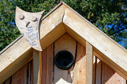 Giebel-Detail der neuen MKG-Weidehütte: Neben der Steinkauz-Röhre haben sich die Nachwuchs-Zimmerleute aus dem achten Jahrgang der Maximilian-Kolbe-Gesamtschule verewigt. Foto: Alfred Riese