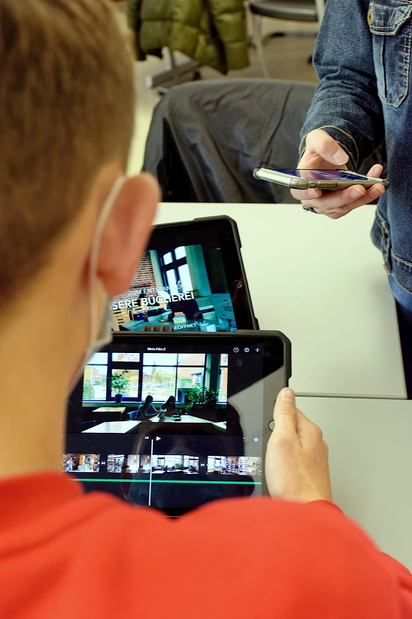 An Image-Videos über ihre Schule arbeiten Mint-Zehntklässler der MKG. Sie sollen auch ohne Tage der offenen Tür Einblicke ins Schulleben bieten, möchten aber vorher produziert und geschnitten werden. Foto: Gemeinde Saerbeck