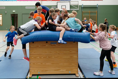 Viert- und Fünftklässler von Grund- und Gesamtschule wollen beim gemeinsamen Sportfest hoch hinaus und brauchen dafür Teamarbeit. (Foto: Alfred Riese)