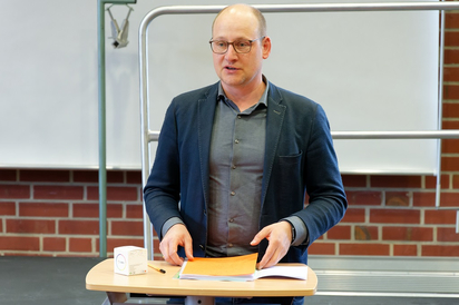 Für die Ehrung von fachlichen, außerunterrichtlichen und sozialen Leistungen hatte MKG-Schulleiter Maarten Willenbrink einen dicken Stapel Urkunden bereitliegen. (Foto: Alfred Riese)