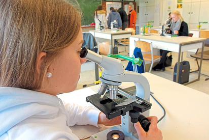 „Fit für die Oberstufe“ heißt das Aktivitätenwoche-Programm für die Einsteiger in Jahrgang elf, hier frischt Ellen den Umgang mit dem Mikroskop auf. Foto: Alfred Riese