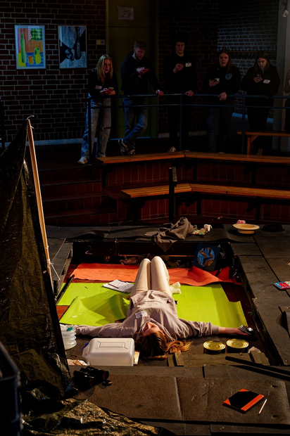 Ein Foto von den Proben für das Theaterstück "Das Floß der Medusa", das der Literaturkurs des zwölften Jahrgangs der MKG am Donnerstag und Freitag öffentlich aufführt. (Foto: Alfred Riese) Ein Foto von den Proben für das Theaterstück "Das Floß der Medusa", das der Literaturkurs des zwölften Jahrgangs der MKG am Donnerstag und Freitag öffentlich aufführt. (Foto: Alfred Riese)