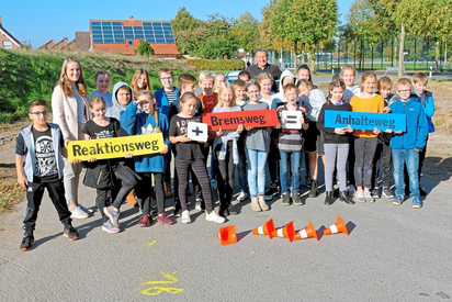 Auch für alle anderen präsentieren diese Fünftklässler der MKG die eine im Zweifel überlebenswichtige Gleichung für den Straßenverkehr. Foto: Alfred Riese