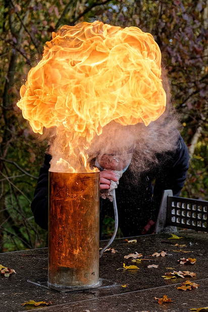 Feste pusten: Im Themenbereich Feuer zeigen die Mint-Zehner der MKG, wie eine Bärlauchsporen-Explosion aussieht - und wie man damit nicht die Kamera-Drohne aus der Luft holt. Foto: Gemeinde Saerbeck