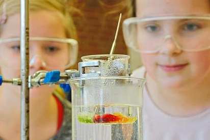 Arme Gummibärchen im vergangenen Jahr: Zwei Schülerinnen machen mit den leckeren Gummitierchen Dinge, die eigentlich nicht vorgesehen sind. Foto: Alfred Riese 
