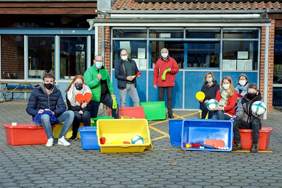 Für den Pausensport übergaben Vorstandsmitglieder des Fördervereins Bewegungskisten an Mitglieder der SchülerInnen-Vertretung und der Schulleitung der Maximilian-Kolbe-Gesamtschule. Mehr Bewegungsanreize sollen folgen. Foto: Gemeinde Saerbeck