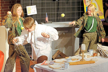 Materialismus vs. Übersinnliches: Kinder aus der Diplomatenfamilie des neuen Schlossherrn ärgern Gespenst Simon mit Tennisbällen. Foto: Alfred Riese 