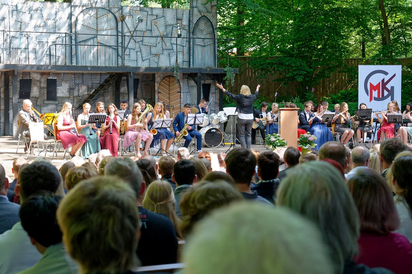 Machten ihre eigene Musik: Die Musikklasse 10d mit Lehrerin und Dirigentin Sabine Ebbing bei der Entlassfeier des zehnten Jahrgangs der MKG. (Foto: Gemeinde Saerbeck) Machten ihre eigene Musik: Die Musikklasse 10d mit Lehrerin und Dirigentin Sabine Ebbing bei der Entlassfeier des zehnten Jahrgangs der MKG. (Foto: Gemeinde Saerbeck)