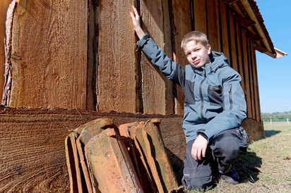 Ein Schüler des Feldscheunen-Projekts im achten Jahrgang der MKG an dem Bau auf einer Weidewiese in Westladbergen. (Foto: Alfred Riese) Ein Schüler des Feldscheunen-Projekts im achten Jahrgang der MKG an dem Bau auf einer Weidewiese in Westladbergen. (Foto: Alfred Riese)
