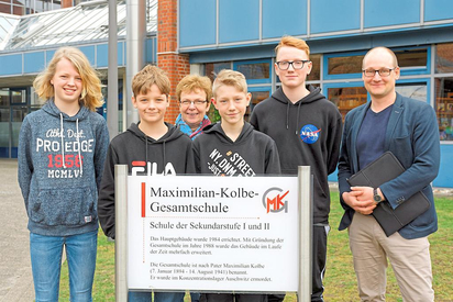 Marvin Horstmann und Felix Bennemann (1. und 2. von links) sind Dritte bei „Schüler experimentieren“, Florian Nitzbon (4.v.l.) und Laurenz Hilbert (5.v.l.) sind Sieger im Bereich Chemie. Es lächeln Christa Werning und Maarten Willenbrink. Foto: Alfred Riese 