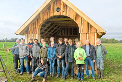 Die acht Achtklässler der MKG vor ihrer frisch selbst errichteten Weidehütte mit Lehrern, Schulleitungsmitgliedern, Vertretern von Naturschutzeinrichtungen und den „Buschbewahrern“. Foto: Alfred Riese